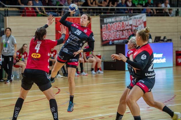Sarah van Gulik (Bensheim) setzt sich gegen Pia Dietz (SV Union Halle) durch im DHB-Pokal Achtelfinale SV Union Halle-Neustadt (Wildcats) vs. HSG Bensheim Auerbach Handball DHB Pokal - Saison 2019 2020 Copyright: xVIADATAx xHolgerxJohnx Halle Saale Sachsen-Anhalt Deutschland