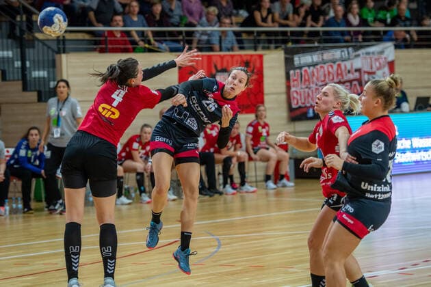 Sarah van Gulik (Bensheim) gegen Pia Dietz (SV Union Halle) im DHB-Pokal Achtelfinale SV Union Halle-Neustadt (Wildcats) vs. HSG Bensheim Auerbach Handball DHB Pokal - Saison 2019 2020 Copyright: xVIADATAx xHolgerxJohnx Halle Saale Sachsen-Anhalt Deutschland