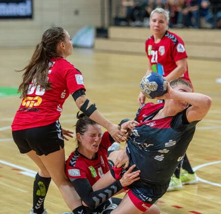 Isabell Hurst (Bensheim) gegen Pia Dietz (SV Union Halle) und Isabelle Rösner (SV Union Halle) im DHB-Pokal Achtelfinale SV Union Halle-Neustadt (Wildcats) vs. HSG Bensheim Auerbach Handball DHB Pokal - Saison 2019 2020 Copyright: xVIADATAx xHolgerxJohnx Halle Saale Sachsen-Anhalt Deutschland