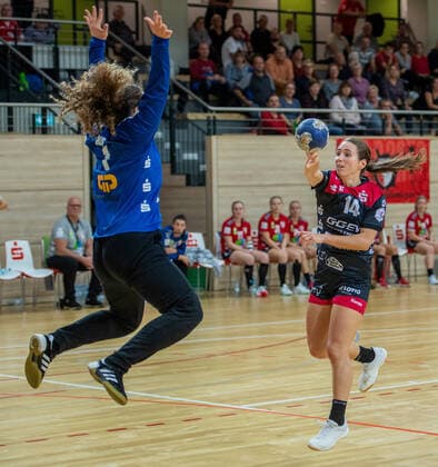 Sanne Hoekstra (Bensheim) scheitert an Isabel Gois (Torfrau, SV Union Halle) im DHB-Pokal Achtelfinale SV Union Halle-Neustadt (Wildcats) vs. HSG Bensheim Auerbach Handball DHB Pokal - Saison 2019 2020 Copyright: xVIADATAx xHolgerxJohnx Halle Saale Sachsen-Anhalt Deutschland