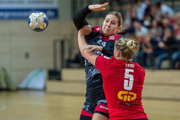 Caroline Hettinger (Bensheim) gegen Saskia Lang (SV Union Halle) im DHB-Pokal Achtelfinale SV Union Halle-Neustadt (Wildcats) vs. HSG Bensheim Auerbach Handball DHB Pokal - Saison 2019 2020 Copyright: xVIADATAx xHolgerxJohnx Halle Saale Sachsen-Anhalt Deutschland