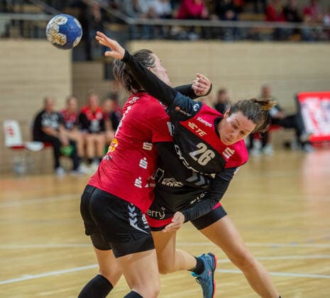 Sarah van Gulik (Bensheim) gegen Pia Dietz (SV Union Halle) im DHB-Pokal Achtelfinale SV Union Halle-Neustadt (Wildcats) vs. HSG Bensheim Auerbach Handball DHB Pokal - Saison 2019 2020 Copyright: xVIADATAx xHolgerxJohnx Halle Saale Sachsen-Anhalt Deutschland