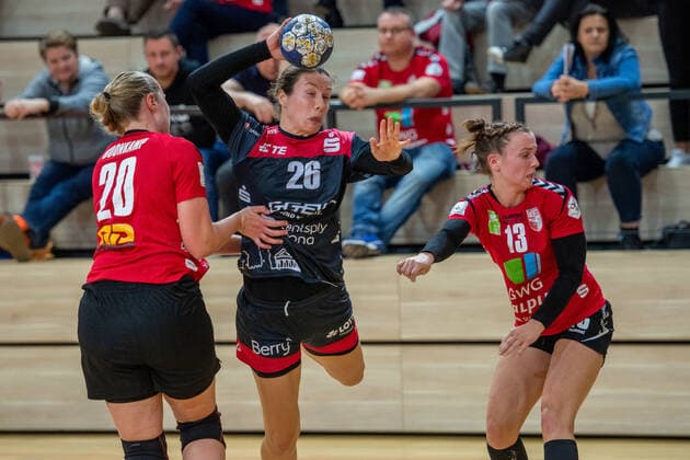 Sarah van Gulik (Bensheim) setzt sich gegen Danique Boonkamp (SV Union Halle) durch im DHB-Pokal Achtelfinale SV Union Halle-Neustadt (Wildcats) vs. HSG Bensheim Auerbach Handball DHB Pokal - Saison 2019 2020 Copyright: xVIADATAx xHolgerxJohnx Halle Saale Sachsen-Anhalt Deutschland