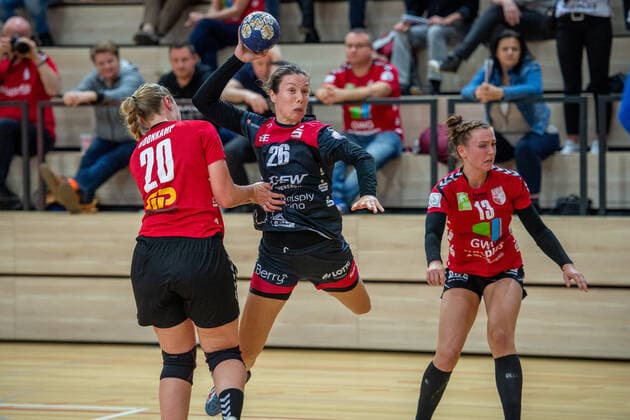 Sarah van Gulik (Bensheim) setzt sich gegen Danique Boonkamp (SV Union Halle) durch im DHB-Pokal Achtelfinale SV Union Halle-Neustadt (Wildcats) vs. HSG Bensheim Auerbach Handball DHB Pokal - Saison 2019 2020 Copyright: xVIADATAx xHolgerxJohnx Halle Saale Sachsen-Anhalt Deutschland
