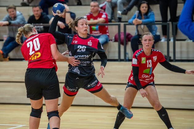 Sarah van Gulik (Bensheim) setzt sich gegen Danique Boonkamp (SV Union Halle) durch im DHB-Pokal Achtelfinale SV Union Halle-Neustadt (Wildcats) vs. HSG Bensheim Auerbach Handball DHB Pokal - Saison 2019 2020 Copyright: xVIADATAx xHolgerxJohnx Halle Saale Sachsen-Anhalt Deutschland