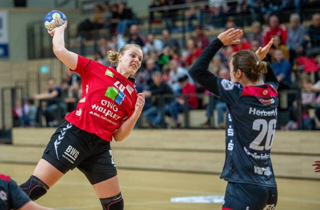 Danique Boonkamp (SV Union Halle) setzt sich gegen Sarah van Gulik (Bensheim) durch im DHB-Pokal Achtelfinale SV Union Halle-Neustadt (Wildcats) vs. HSG Bensheim Auerbach Handball DHB Pokal - Saison 2019 2020 Copyright: xVIADATAx xHolgerxJohnx Halle Saale Sachsen-Anhalt Deutschland