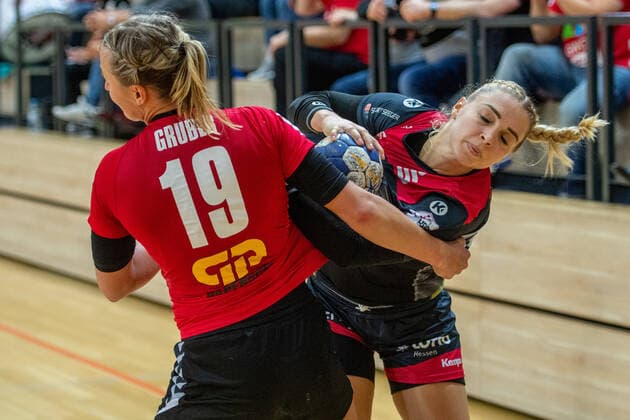 Lea Gruber (SV Union Halle) gegen Christin Kühlborn (Bensheim) im DHB-Pokal Achtelfinale SV Union Halle-Neustadt (Wildcats) vs. HSG Bensheim Auerbach Handball DHB Pokal - Saison 2019 2020 Copyright: xVIADATAx xHolgerxJohnx Halle Saale Sachsen-Anhalt Deutschland