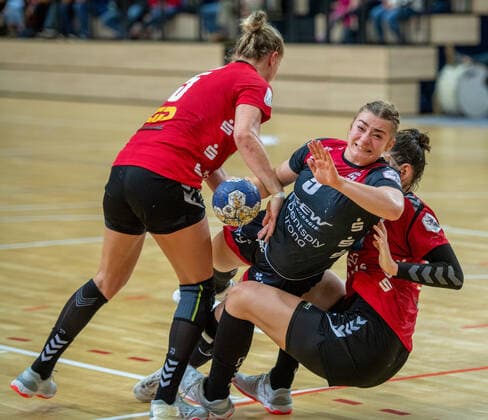 Isabell Hurst (Bensheim) setzt sich gegen Saskia Lang (SV Union Halle) und Pia Dietz (SV Union Halle) durch im DHB-Pokal Achtelfinale SV Union Halle-Neustadt (Wildcats) vs. HSG Bensheim Auerbach Handball DHB Pokal - Saison 2019 2020 Copyright: xVIADATAx xHolgerxJohnx Halle Saale Sachsen-Anhalt Deutschland
