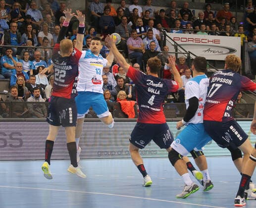 Handball TVB Stuttgart-SG Flensburg-Handewitt 02.11.2019 Deutschland Handball Bundesliga Männer Saison 2019 2020 TVB Stuttgart-SG Flensburg-Handewitt. Nr.13 Robert Markovic Stuttgart, Nr.22 Anders Zachariassen Flensburg, Nr.4 Jahannes Golla Flensburg. Foto Herbert Rudel