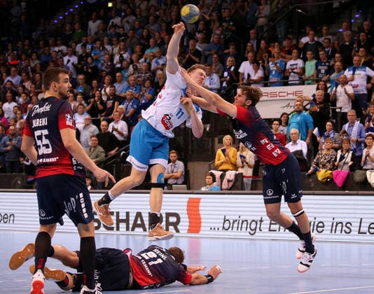 BAU 02.11.2019 Stuttgart Handball TVB Stuttgart vs. SG Flensburg-Handewitt, Adam Lönn (TVB, Mitte) erzielt den Treffer zum Ausgleich, rechts Magnus Abelvik Rod (Flensburg)