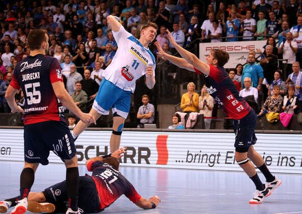 BAU 02.11.2019 Stuttgart Handball TVB Stuttgart vs. SG Flensburg-Handewitt, Adam Lönn (TVB, Mitte) erzielt den Treffer zum Ausgleich, rechts Magnus Abelvik Rod (Flensburg)