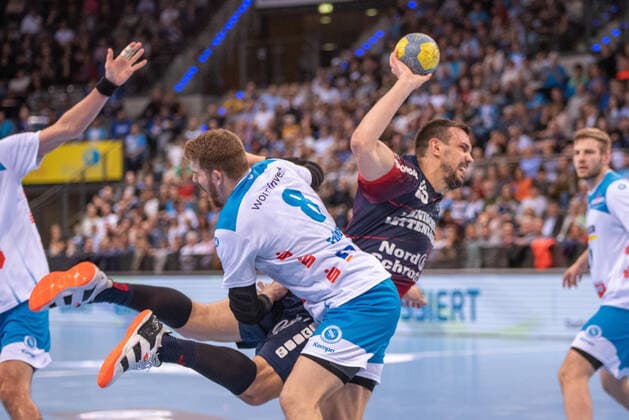 Michal Jurecki (SG Flensburg-Handewitt) und Rudolf Faluvegi (TVB 1898 Stuttgart). Deutschland, Stuttgart, 02.11.2019, HaBa, BuLi: TVB 1898 Stuttgart vs SG Flensburg-Handewitt, Porsche Arena