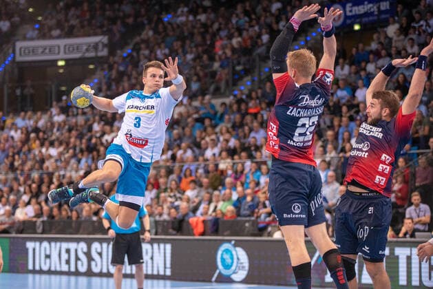 Max Häfner (TVB 1898 Stuttgart), und Anders Zachariassen (SG Flensburg-Handewitt). Deutschland, Stuttgart, 02.11.2019, HaBa, BuLi: TVB 1898 Stuttgart vs SG Flensburg-Handewitt, Porsche Arena