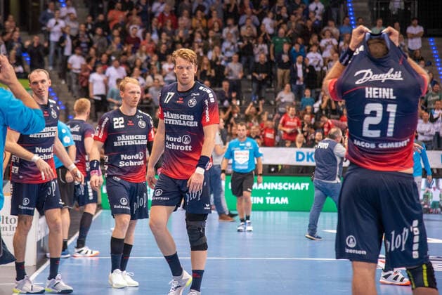 Anders Zachariassen (SG Flensburg-Handewitt), Simon Jeppsson (SG Flensburg-Handewitt) unf Jacob Heinl (SG Flensburg-Handewitt) alle enttäuscht. Deutschland, Stuttgart, 02.11.2019, HaBa, BuLi: TVB 1898 Stuttgart vs SG Flensburg-Handewitt, Porsche Arena