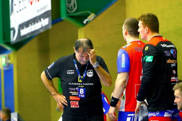Kamins Grübeln: Trainer Sead Hasanefendic (Eisenach) Handball 2.Liga 2019 20 EHV Aue - ThSV Eisenach 28:26 am 2.11.2019 EHV Aue - ThSV Eisenach