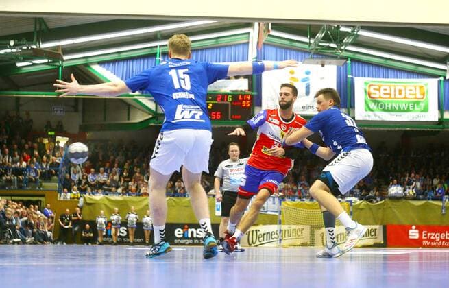Andrej Obranovic (Eisenach) im Angriff, links Nico Schneider (Aue) , rechts Kevin Lux (Aue) Handball 2.Liga 2019 20 EHV Aue - ThSV Eisenach 28:26 am 2.11.2019 EHV Aue - ThSV Eisenach