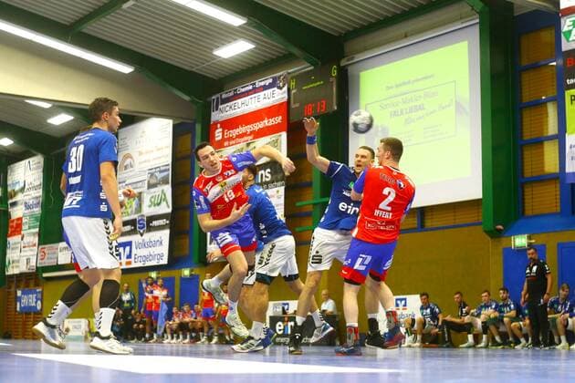 Torwurf von Ante Tokic (Eisenach) , links Adrian Kammlodt (Aue) , rechts Gabriel De Santis (Aue) , Kevin Roch (Aue) und Hannes Iffert (Eisenach) Handball 2.Liga 2019 20 EHV Aue - ThSV Eisenach 28:26 am 2.11.2019 EHV Aue - ThSV Eisenach