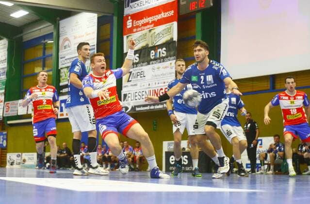 Torwurf von Adrian Wöhler (Eisenach) , links Adrian Kammlodt (Aue) und Hannes Iffert (Eisenach) , rechts Benas Petreikis (Aue) , Gabriel De Santis (Aue) und Ante Tokic (Eisenach) Handball 2.Liga 2019 20 EHV Aue - ThSV Eisenach 28:26 am 2.11.2019 EHV Aue - ThSV Eisenach