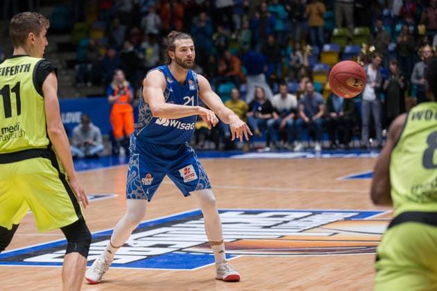 Fraport Skyliners - medi Bayreuth , 1. BBL Leon Kratzer (Skyliners, 21) passt den Ball zu einem Mitspieler., Frankfurt am Main Hessen Deutschland Fraport-Arena