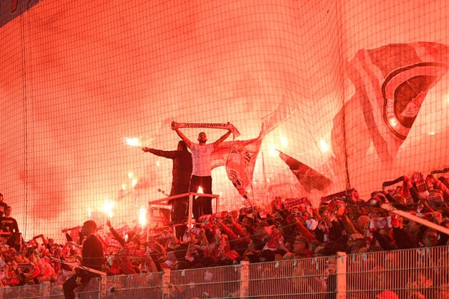 Die Union-Fans auf der Waldseite zünden Bengalos und Feuerwerk während des Spiels 1. FC Union Berlin - Hertha BSC Berlin 1.Bundesliga 2019 2020, Saison 2019 2020, Fußball, Fussball, DFL, soccer, Herren, Deutschland, Germany, Berlin, 1.11.2019 Stadion Alte Foersterei DFL REGULATIONS PROHIBIT ANY USE OF PHOTOGRAPHS AS IMAGE SEQUENCES AND OR QUASI-VIDEO