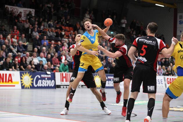 Fynn Beckmann (HSG Konstanz 22) gegen Marko Bagaric (TuS N-Luebbecke 13)(links) und Moritz Schade (TuS N-Luebbecke 25)(rechts) GER, Handball, 2. Bundesliga, TuS N-Luebbecke gegen HSG Konstanz, 02.11.2019 Luebbecke Copyright: xStrohdiekx Eibner-Pressefotox EP_jsk