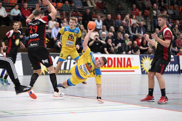 Fabian Wiederstein (HSG Konstanz 13) gegen Marian Orlowski (TuS N-Luebbecke 29)(links) GER, Handball, 2. Bundesliga, TuS N-Luebbecke gegen HSG Konstanz, 02.11.2019 Luebbecke Copyright: xStrohdiekx Eibner-Pressefotox EP_jsk