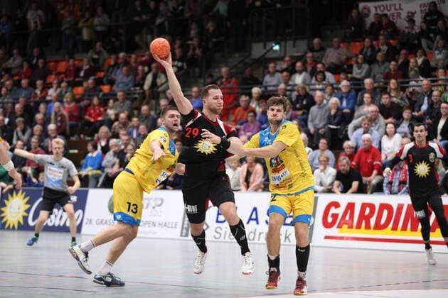 Marian Orlowski (TuS N-Luebbecke 29) gegen Fabian Wiederstein (HSG Konstanz 13)(links) und Fynn Beckmann (HSG Konstanz 22)(rechts) GER, Handball, 2. Bundesliga, TuS N-Luebbecke gegen HSG Konstanz, 02.11.2019 Luebbecke Copyright: xStrohdiekx Eibner-Pressefotox EP_jsk