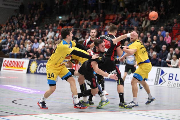 Jo-Gerrit Genz (TuS N-Luebbecke 5) gegen Tim Jud (HSG Konstanz 24)(links) GER, Handball, 2. Bundesliga, TuS N-Luebbecke gegen HSG Konstanz, 02.11.2019 Luebbecke Copyright: xStrohdiekx Eibner-Pressefotox EP_jsk
