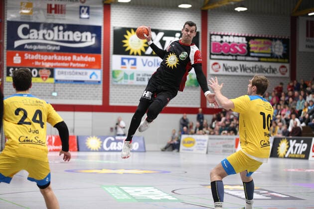 Roman Becvar (TuS N-Luebbecke 3) gegen Tom Wolf (HSG Konstanz 10)(rechts) GER, Handball, 2. Bundesliga, TuS N-Luebbecke gegen HSG Konstanz, 02.11.2019 Luebbecke Copyright: xStrohdiekx Eibner-Pressefotox EP_jsk
