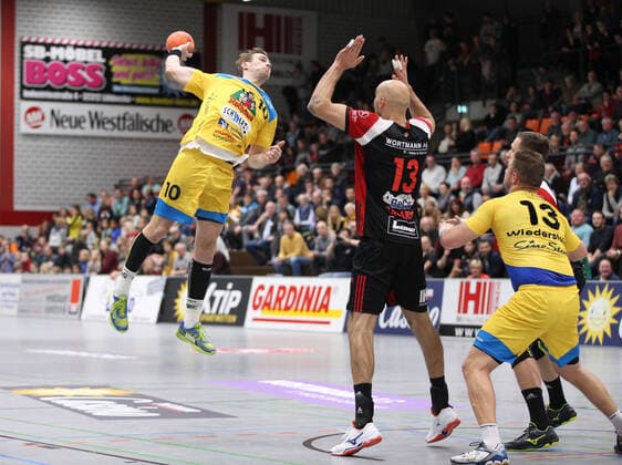 Tom Wolf (HSG Konstanz 10) gegen Marko Bagaric (TuS N-Luebbecke 13)(rechts) GER, Handball, 2. Bundesliga, TuS N-Luebbecke gegen HSG Konstanz, 02.11.2019 Luebbecke Copyright: xStrohdiekx Eibner-Pressefotox EP_jsk