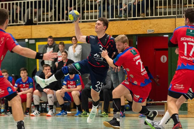 v.li. Dominic Rose (SG H2Ku Herrenberg 23), Dominic Fischer (TSG Soeflingen 24), SG H2Ku Herrenberg vs. TSG Soeflingen, Handball, BWOL, Maenner, GER, 02.11.2019, SG H2Ku Herrenberg vs. TSG Soeflingen, Handball, BWOL, Maenner, GER, 02.11.2019 Herrenberg