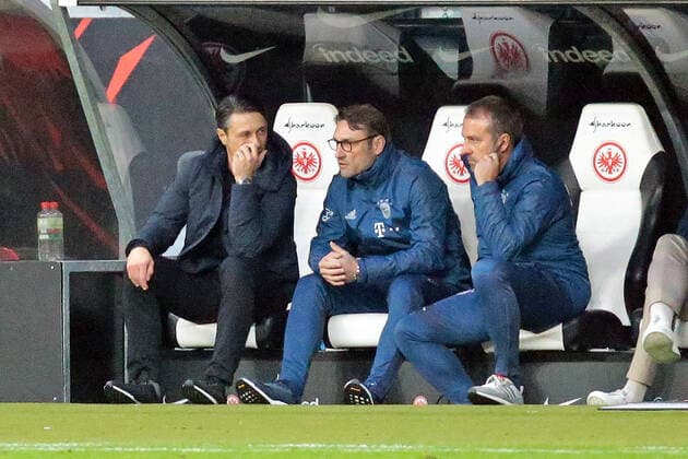 02.11.2019, xovx, Fussball 1.Bundesliga, Eintracht Frankfurt - Bayern Muenchen emspor, v.l. Trainer Niko Kovac (FC Bayern Muenchen), Co-Trainer Robert Kovac (FC Bayern Muenchen) und Co-Trainer Hansi Flick (FC Bayern Muenchen) diskutieren auf der Bank, Freisteller. (DFL DFB REGULATIONS PROHIBIT ANY USE OF PHOTOGRAPHS as IMAGE SEQUENCES and or QUASI-VIDEO) Frankfurt am Main