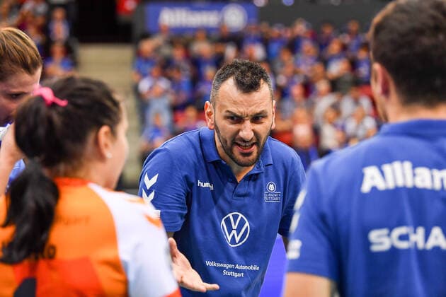 DVV-Pokal Allianz MTV Stuttgart vs NawaRo Straubing 02.11.2019 Allianz MTV Stuttgart, Volleyball, Bundesliga, Damen, Saison 2019 20, in blau, gegen NawaRo Straubing (in orange), DVV-Pokal, Achtelfinale, Stuttgarts Trainer Giannis Athanasopoulos, Copyright: xBEAUTIFULxSPORTS TomxBlochx