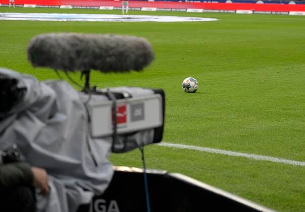 02.11.2019, Fussball 1. Bundesliga 2019 2020, 10.Spieltag, Eintracht Frankfurt - FC Bayern München, in der Commerzbank-Arena Frankfurt. Fernsehkamera fängt den Spielball ein. ***DFL and DFB regulations prohibit any use of photographs as image sequences and or quasi-video.*** *** 02 11 2019, Football 1 Bundesliga 2019 2020, 10 Matchday, Eintracht Frankfurt FC Bayern Munich, in the Commerzbank Arena Frankfurt TV camera captures the match ball DFL and DFB regulations prohibit any use of photographs as image sequences and or quasi video