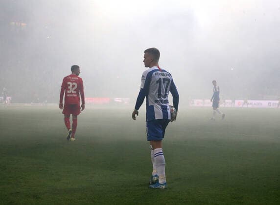 GER, 1.FBL, 1.FC UNION BERLIN VS. Hertha BSC 02.11.2019, Stadion an der Wuhlheide, Berlin, GER, 1.FBL, 1.FC UNION BERLIN VS. Hertha BSC, DFL regulations prohibit any use of photographs as image sequences and or quasi-video im Bild Spielunterbrechung wegen Pyros der Hertha-BSC-Fans Marcus Ingvartsen (1.FC Union Berlin 32), Maximilian Mittelstaedt (Hertha BSC Berlin 17)