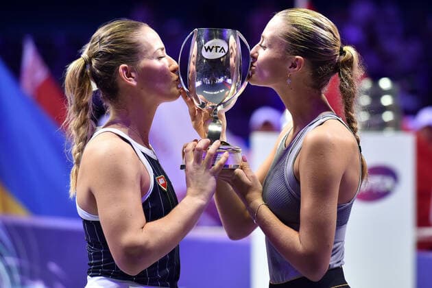 Bilder des Jahres 2019, Sport 11 November Sport Themen der Woche KW44 Sport Bilder des Tages (191103) -- SHENZHEN, Nov. 3, 2019 -- Timea Babos (L) of Hungary Kristina Mladenovic of France kiss the trophy after the doubles final against Hsieh Su-wei of Chinese Taipei Barbora Strycova of the Czech Republic at the WTA, Tennis Damen Finals Tennis Tournament in Shenzhen, south China s Guangdong Province, Nov. 3, 2019. ) (SP)CHINA-SHENZHEN-TENNIS-WTA TOUR FINALS-DOUBLES(CN) LiangxXu 
