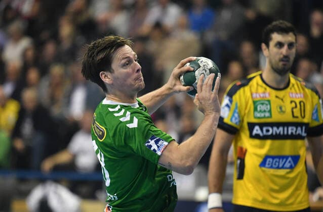 Hans Lindberg (Füchse), beim Freuwurf, hinten Ilija Abutovic (Rhein-Neckar Löwen), Füchse Berlin - Rhein-Neckar Löwen 1. Bundesliga, DKB-Handballbundesliga, 2019 2020 Herren, Männer, Maenner, Handball, Deutschland, Germany, Max-Schmeling-Halle Berlin, 3.11.2019