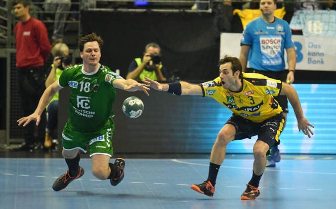 Hans Lindberg (Füchse), und Uwe Gensheimer (Rhein-Neckar Löwen), kämpfen um den Ball Füchse Berlin - Rhein-Neckar Löwen 1. Bundesliga, DKB-Handballbundesliga, 2019 2020 Herren, Männer, Maenner, Handball, Deutschland, Germany, Max-Schmeling-Halle Berlin, 3.11.2019