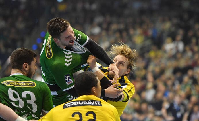 Fabian Wiede (Füchse), nach dem Wurf, hinten Jesper Nielsen (Rhein-Neckar Löwen), links Mijajlo Marsenic (Füchse), vorne Mads Mensah Larsen (Rhein-Neckar Löwen), Füchse Berlin - Rhein-Neckar Löwen 1. Bundesliga, DKB-Handballbundesliga, 2019 2020 Herren, Männer, Maenner, Handball, Deutschland, Germany, Max-Schmeling-Halle Berlin, 3.11.2019