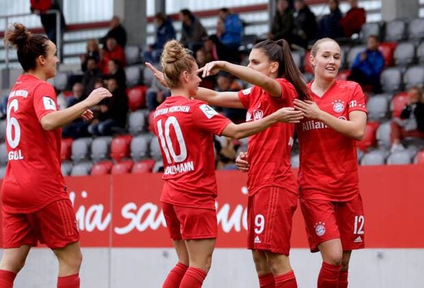 Bayern - Spielerinnen jubeln nach Tor zum 1:0 mit Torschuetzin Jovana DAMNJANOVIC ( 9, FCBF). Frauenfussball, FC Bayen Muenchen (FCBF) 1.FC Koeln (KF), 1. Frauenbundesliga, Saison 2019 2020, am 3.11.2019 in Muenchen F C B A Y E R N C A M P U S Deutschland.
