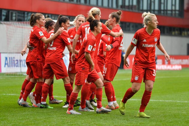 Torjubel FC Bayern Müpnchen, Torschützin Jovana Damnjanovic (FC Bayern München) jubelt mit dem Team nach ihrem Tor zum 1:0 München, Deutschland, 03.11.2019, 03.11.2019, München, Fussball, 1. Bundesliga, FC Bayern München - 1. FC Köln, DFB DFL REGULATIONS PROHIBIT ANY USE OF PHOTOGRAPHS AS IMAGE SEQUENCES AND OR QUASI-VIDEO.