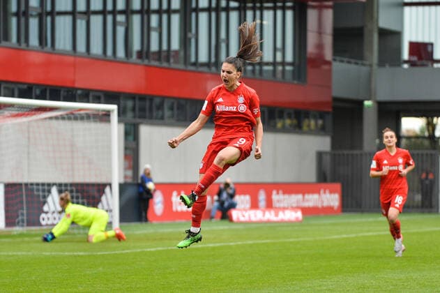 Torjubel FC Bayern Müpnchen, Torschützin Jovana Damnjanovic (FC Bayern München) jubelt nach ihrem Tor zum 1:0, Pauline Nelles (Torwart 1. FC Köln), Lina Magull (FC Bayern München) München, Deutschland, 03.11.2019, 03.11.2019, München, Fussball, 1. Bundesliga, FC Bayern München - 1. FC Köln, DFB DFL REGULATIONS PROHIBIT ANY USE OF PHOTOGRAPHS AS IMAGE SEQUENCES AND OR QUASI-VIDEO.