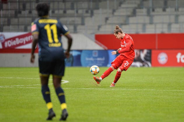 Pass von Simone Laudehr (FC Bayern München) München, Deutschland, 03.11.2019, 03.11.2019, München, Fussball, 1. Bundesliga, FC Bayern München - 1. FC Köln, DFB DFL REGULATIONS PROHIBIT ANY USE OF PHOTOGRAPHS AS IMAGE SEQUENCES AND OR QUASI-VIDEO.