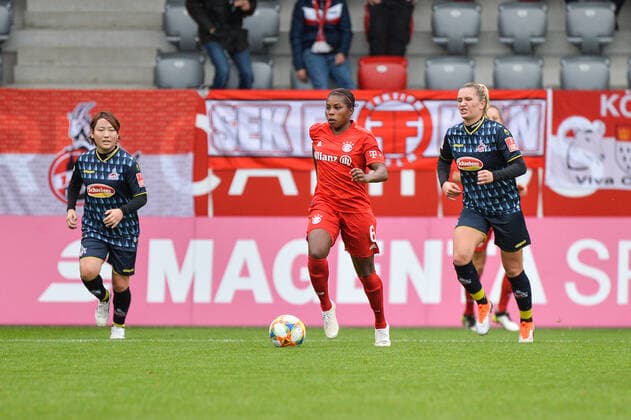 Lineth Beerensteyn (FC Bayern München) mit Ball am Fuß München, Deutschland, 03.11.2019, 03.11.2019, München, Fussball, 1. Bundesliga, FC Bayern München - 1. FC Köln, DFB DFL REGULATIONS PROHIBIT ANY USE OF PHOTOGRAPHS AS IMAGE SEQUENCES AND OR QUASI-VIDEO.