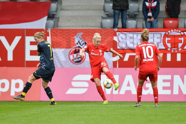 Schuss von Carolin Simon (FC Bayern München) München, Deutschland, 03.11.2019, 03.11.2019, München, Fussball, 1. Bundesliga, FC Bayern München - 1. FC Köln, DFB DFL REGULATIONS PROHIBIT ANY USE OF PHOTOGRAPHS AS IMAGE SEQUENCES AND OR QUASI-VIDEO.