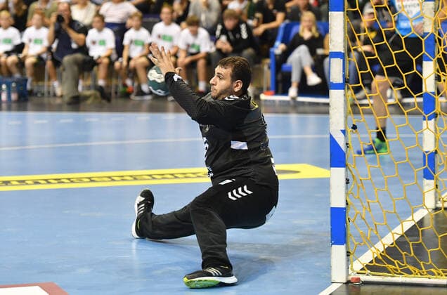 Dejan Milosavljev (Torwart Füchse), pariert den Wurf Füchse Berlin - Rhein-Neckar Löwen 1. Bundesliga, DKB-Handballbundesliga, 2019 2020 Herren, Männer, Maenner, Handball, Deutschland, Germany, Max-Schmeling-Halle Berlin, 3.11.2019