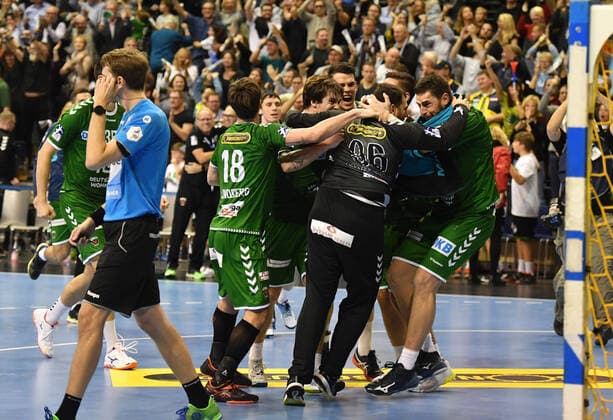 Mijajlo Marsenic (Füchse), Jacob Tandrup Holm (Füchse), Hans Lindberg (Füchse), und andere bejubeln Dejan Milosavljev (Torwart Füchse), nach dem Spiuel Füchse Berlin - Rhein-Neckar Löwen 1. Bundesliga, DKB-Handballbundesliga, 2019 2020 Herren, Männer, Maenner, Handball, Deutschland, Germany, Max-Schmeling-Halle Berlin, 3.11.2019