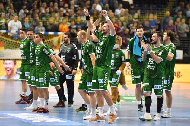 Die Füchse-Mannschaft jubelt nach dem Spoiel den Fans zu Füchse Berlin - Rhein-Neckar Löwen 1. Bundesliga, DKB-Handballbundesliga, 2019 2020 Herren, Männer, Maenner, Handball, Deutschland, Germany, Max-Schmeling-Halle Berlin, 3.11.2019