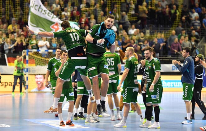 Sport Themen der Woche KW44 Sport Bilder des Tages Jakov Gojun (Füchse), und Mijajlo Marsenic (Füchse), bei einbem Luft-bodycheck Füchse Berlin - Rhein-Neckar Löwen 1. Bundesliga, DKB-Handballbundesliga, 2019 2020 Herren, Männer, Maenner, Handball, Deutschland, Germany, Max-Schmeling-Halle Berlin, 3.11.2019