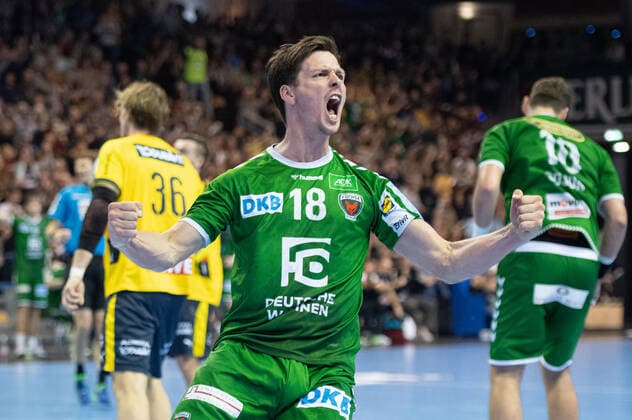 Hans Lindberg (18 FUE) jubelt nach einem Treffer. Handball 1.Bundesliga, Saison 2019 2020: Fuechse Berlin - Rhein-Neckar Loewen in Berlin, Deutschland am 03.11.2019. Deutschland am ,